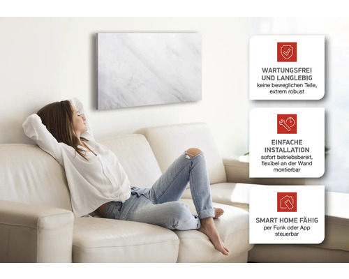 Frau entspannt auf Sofa unter Infrarotheizung mit Marmoroptik