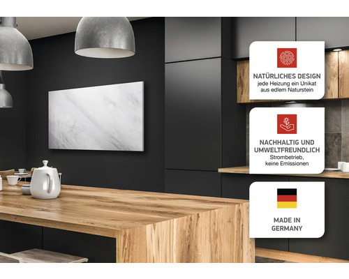 Wohnraum mit Natursteinheizung, Küchentisch und Deckenleuchten