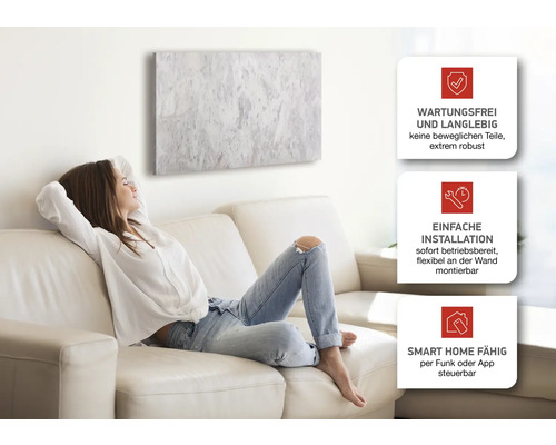 Frau entspannt sich auf dem Sofa unter einer Wandheizung mit Marmor-Optik. Wartungsfrei, einfache Installation und Smart Home fähig.