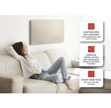 Frau entspannt auf Sofa unter Infrarotheizung mit Hinweisen zu Wartungsfreiheit, einfacher Installation und Smart Home Fähigkeit