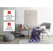 Wohnraum mit Sessel, Tisch und Dekoration