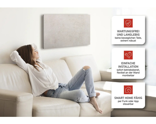 Frau entspannt auf Sofa unter Infrarotheizung mit den Vorteilen: Wartungsfrei, einfache Installation und Smart Home fähig