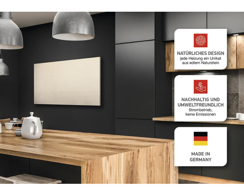 Nahaufnahme eines Raumes mit einem an der Wand montierten Heizpaneel, das über einem Holztisch hängt, mit den Siegeln natürliches Design, nachhaltig und umweltfreundlich sowie hergestellt in Deutschland.