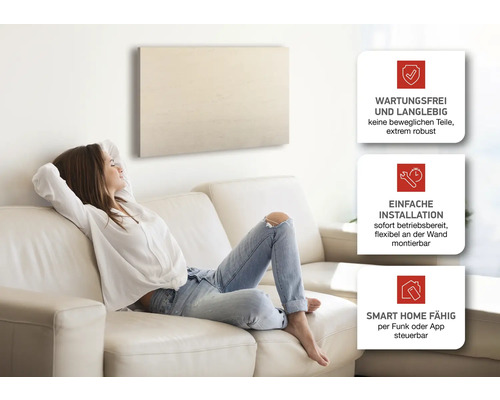 Frau entspannt auf Sofa unter Infrarotheizung an Wand mit Hinweisen zu Wartungsfreiheit, einfacher Installation und Smart Home Funktion.