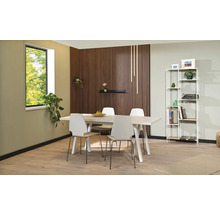 Salle à manger avec table à manger, chaises, panneaux muraux et étagère