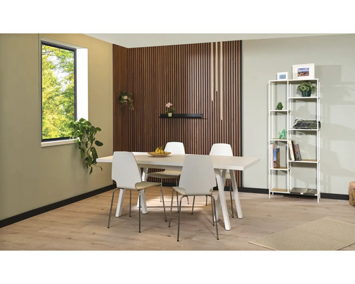 Salle à manger avec table à manger, chaises, panneaux muraux et étagère