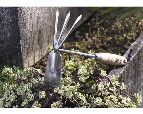 Outil de jardin avec manche en bois et tête en métal