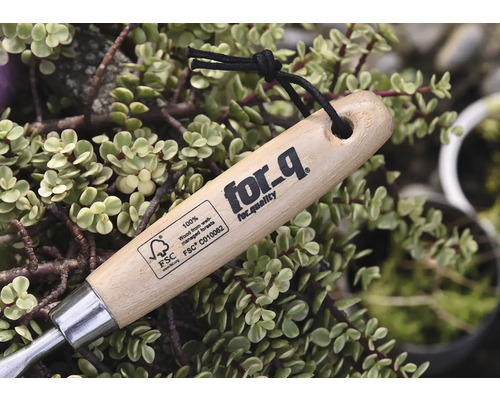 Outil de jardin avec manche en bois et logo for_q