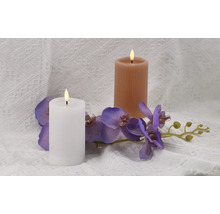 Deux bougies LED décoratives avec des orchidées violettes