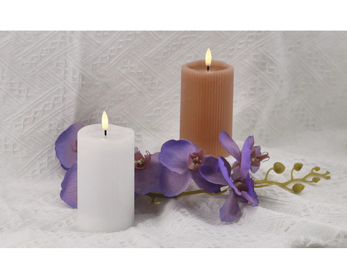 Deux bougies LED décoratives avec des orchidées violettes
