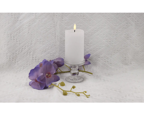 Bougie LED décorative sur chandelier en verre avec fleurs artificielles