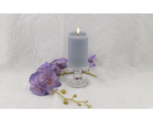 Bougie LED décorative sur support en verre avec orchidées violettes