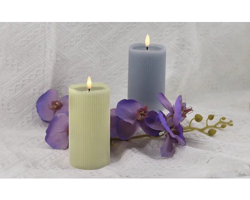 Deux bougies LED avec des fleurs d'orchidées