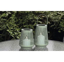 Zwei dekorative Windlichter mit LED Kerzen auf einem Tisch