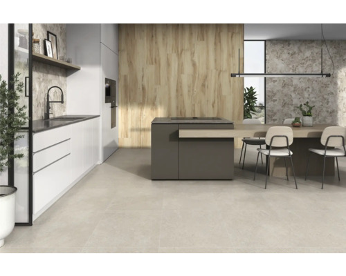 Cuisine claire et moderne avec îlot de cuisine, coin repas et carrelage.