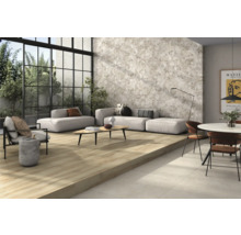 Salon lumineux avec carrelage aspect bois et imitation pierre au mur