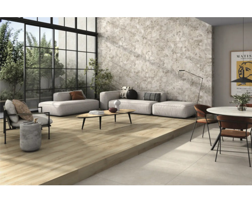 Salon lumineux avec carrelage aspect bois et imitation pierre au mur