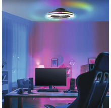 Une pièce avec une table d'ordinateur et un ventilateur de plafond avec éclairage