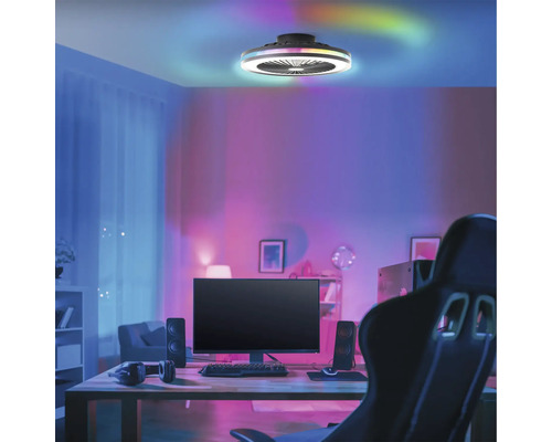 Une pièce avec une table d'ordinateur et un ventilateur de plafond avec éclairage