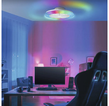 Plafond avec ventilateur de plafond et éclairage LED dans une pièce.
