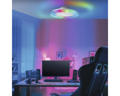 Plafond avec ventilateur de plafond et éclairage LED dans une pièce.