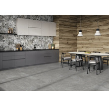 Cuisine moderne avec sol carrelé gris, aspect marbre et bois sur les murs