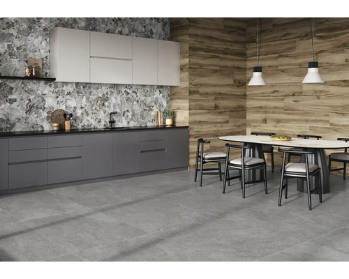 Cuisine moderne avec sol carrelé gris, aspect marbre et bois sur les murs