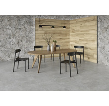 Esszimmer mit Esstisch, Stühlen und Wandfliesen in Steinoptik und Holzoptik