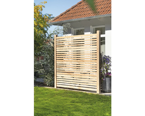 Clôture d'intimité en bois dans le jardin devant une maison