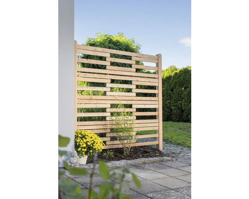 Holzsichtschutzzaun im Garten mit Bepflanzung