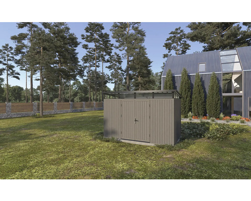 Gartenszene mit Gerätehaus auf Rasenfläche