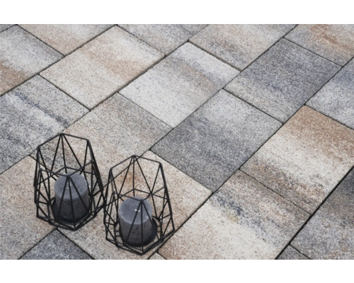 Pose de pavés avec deux photophores décoratifs