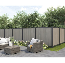 Gartenmöbel und Holzzaun auf einer Terrasse