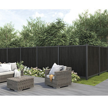 Gartenszene mit Zaun aus Holz, Loungemöbeln und Pflanzen für einen stilvollen Aussenbereich