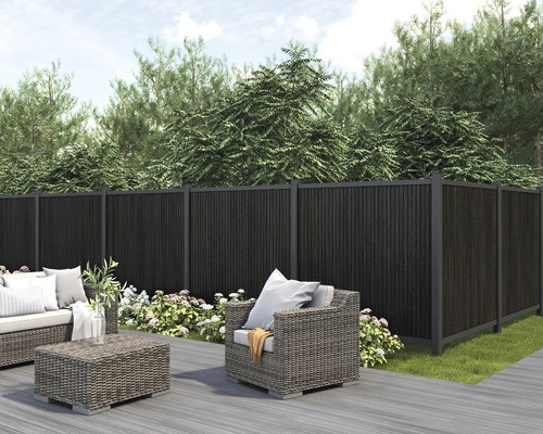 Gartenszene mit Zaun aus Holz, Loungemöbeln und Pflanzen für einen stilvollen Aussenbereich