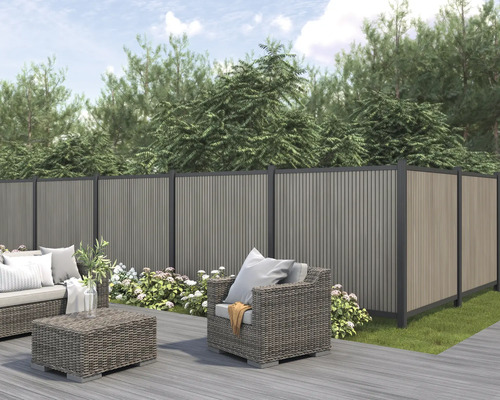 Terrasse mit Lounge-Möbeln und Sichtschutzzaun