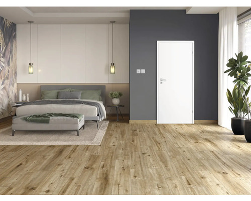 Chambre moderne avec lit double, plancher en bois et porte blanche