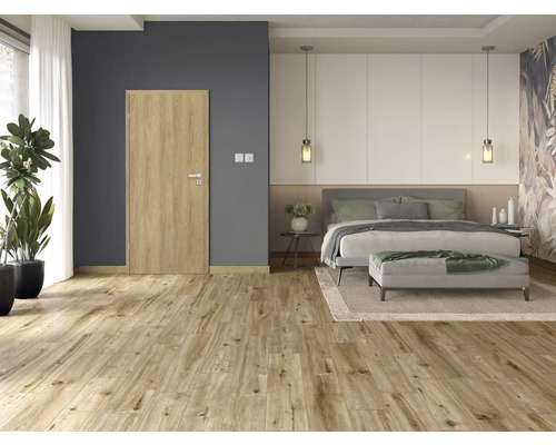 Chambre à coucher lumineuse avec lit double, porte en bois et plancher en bois