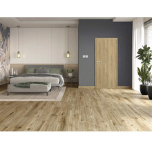 Chambre à coucher avec lit, banc, porte en bois et plancher en bois