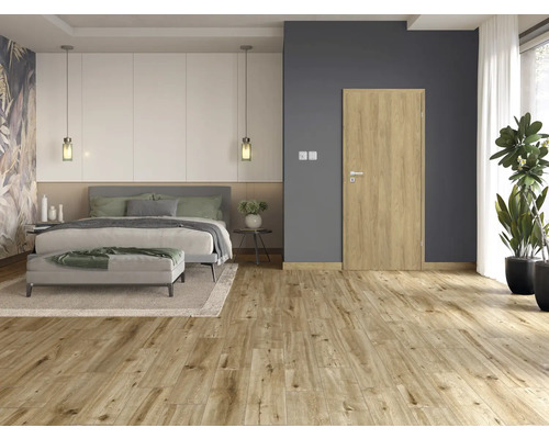 Chambre à coucher avec lit, banc, porte en bois et plancher en bois