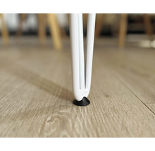 Gros plan sur un pied de table blanc avec protection de sol sur un plancher en bois.