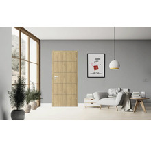 Helles Wohnzimmer mit Holztür, Sessel und Dekorationen