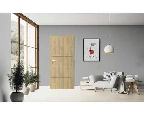 Helles Wohnzimmer mit Holztür, Sessel und Dekorationen