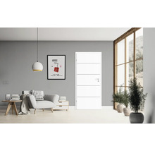 Wohnzimmer mit Sessel, Lampe, Bild und weißer Innentür