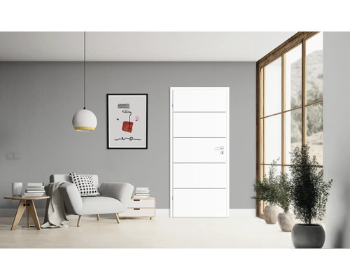 Wohnzimmer mit Sessel, Lampe, Bild und weißer Innentür