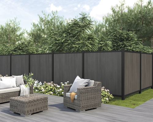 Sichtschutzzaun aus Holz im Garten mit Sitzbereich