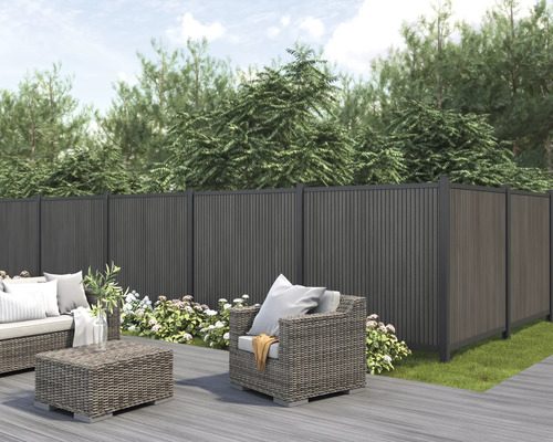 Garten mit grauer Zaunanlage und Sitzgruppe