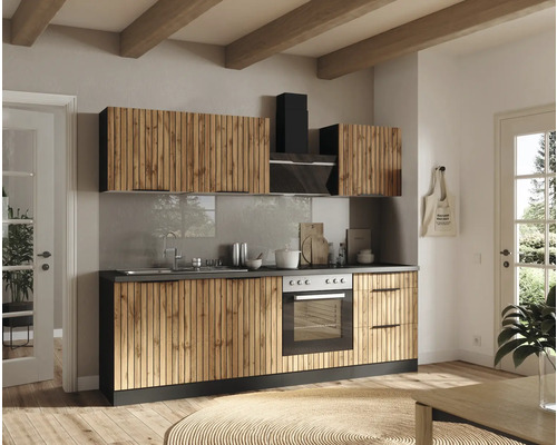 Moderne Küche mit Holzfronten, Spüle, Kochfeld und Dunstabzugshaube