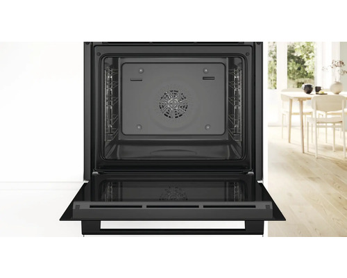 Geöffneter Backofen mit Innenraum