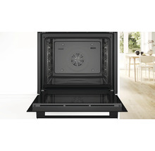 Geöffneter Backofen mit Innenraumbeleuchtung